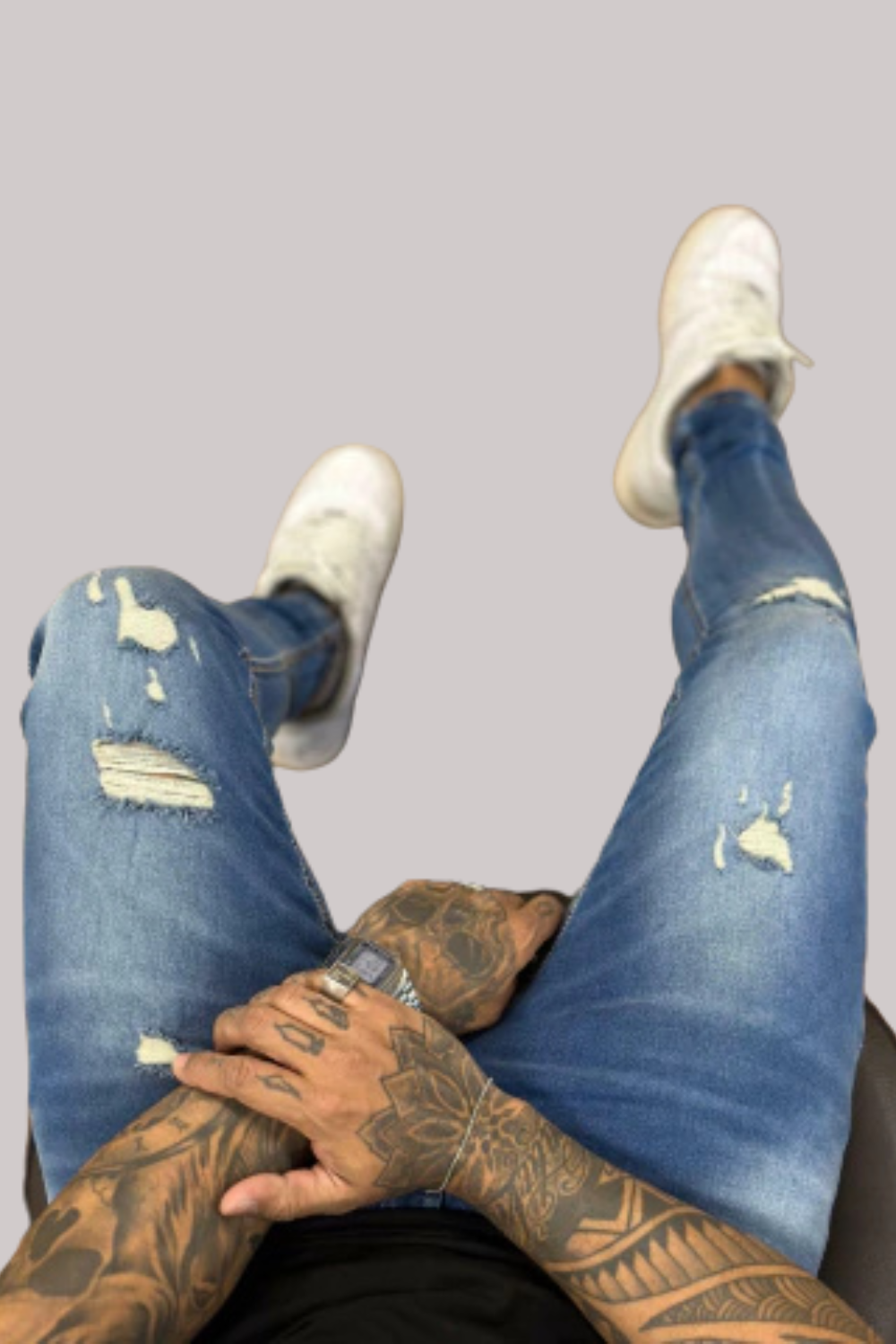 CALÇA JEANS ESCURO COM RASGOS LLEVA