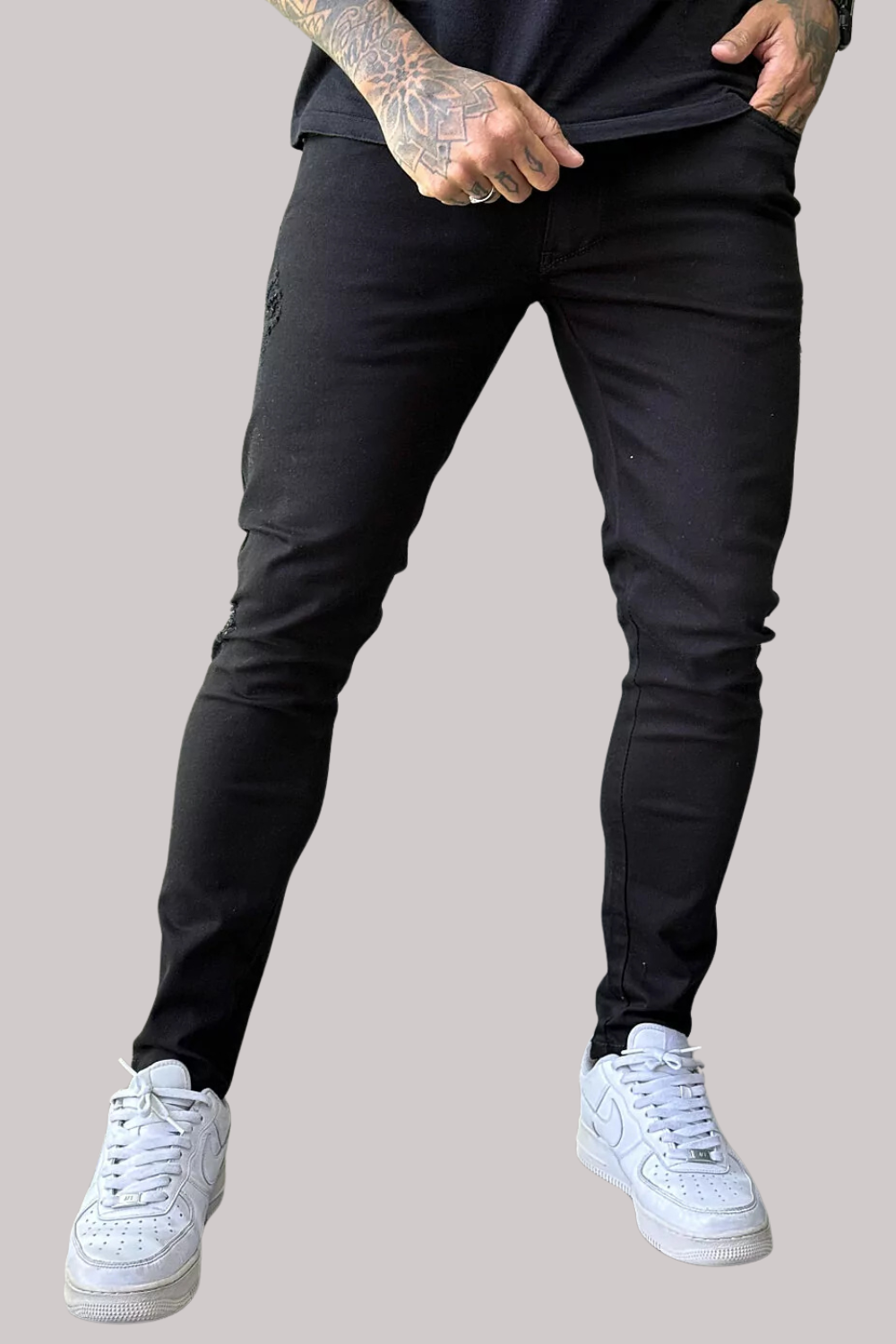 CALÇA JEANS PRETA COM PUÍDOS JAY JONES JAY8074