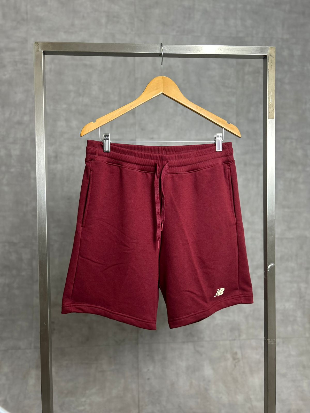 [SEM FOTO] BERMUDA NEW BALANCE ESSENTIALS MS41520B.MHB VINHO