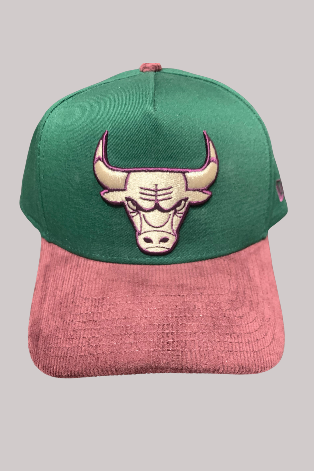 BONÉ NEW ERA 940 AF Q224 RHUBARB CORD CHIBUL DKG NBI25BON047